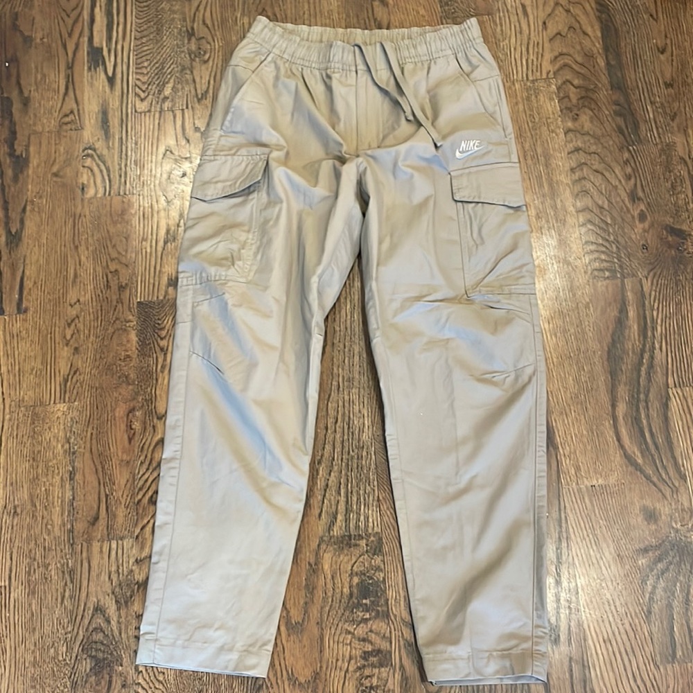 Nike lightweight men’s cargo pants, size medium